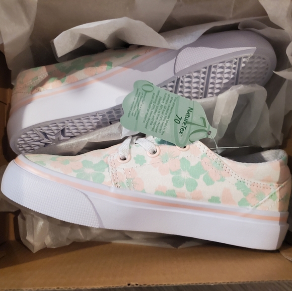 NEW DC shoes - size 12 - Picture 2 of 3